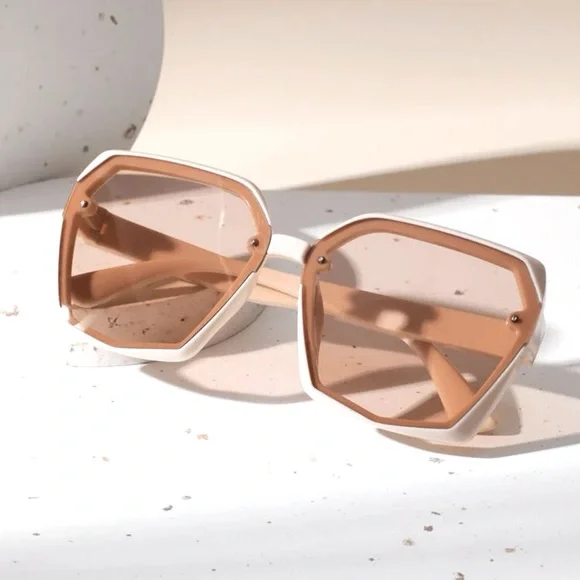 Oversized Sunglasses 😎 - Picture 1 of 2